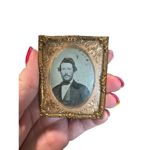 Antique Victorian Daguerreotype Of Serious Bearded Man In Ornate Frame - Picture 1 of 9